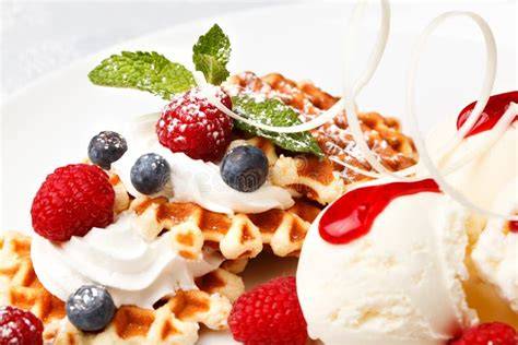 Vanilleeis serviert mit frischen Früchten und Kuchen