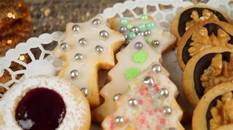 Vanillekekse auf einem Kuchenrost, ausgestochen und dekoriert