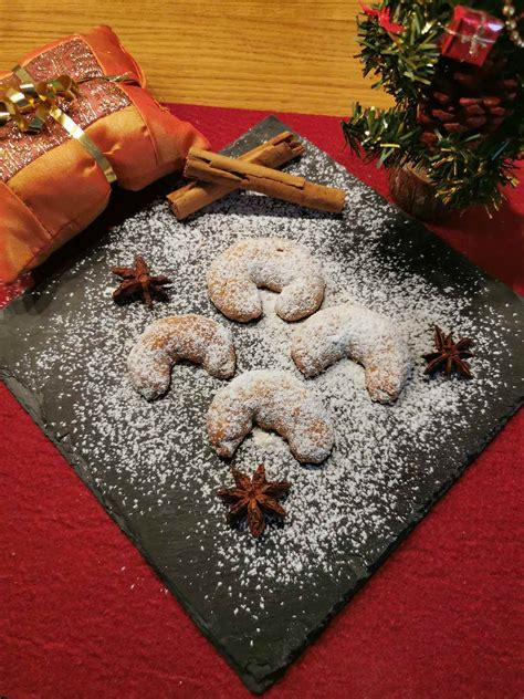 Vanillekipferl auf Weihnachtsplatte