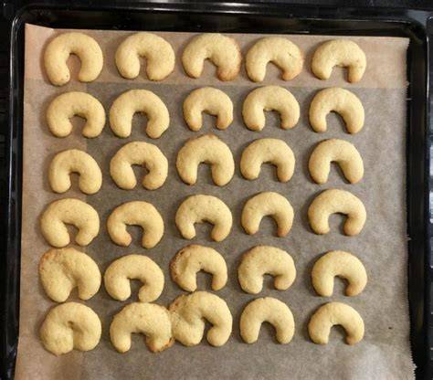 Vanillekipferl auf dem Blech