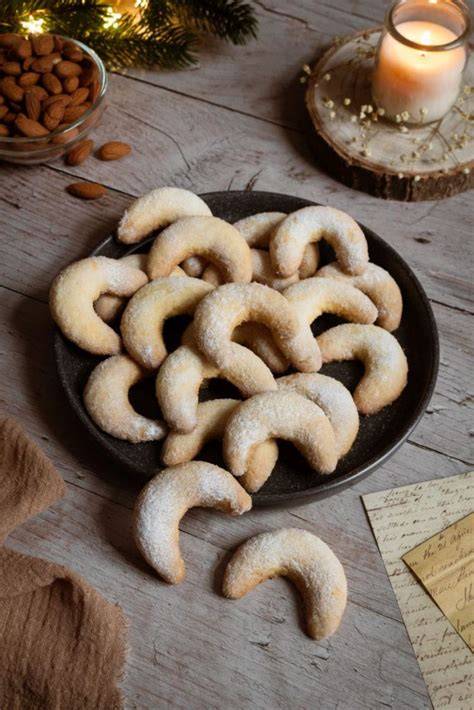 Vanillekipferl mit Honig auf Teller