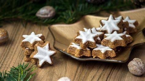 Vanillekipferl und Zimtsterne auf einem Weihnachtsteller