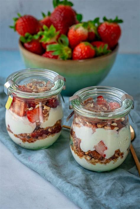 Vanillekipferl-Himbeer-Dessert im Glas mit knusprigen Keksbröseln