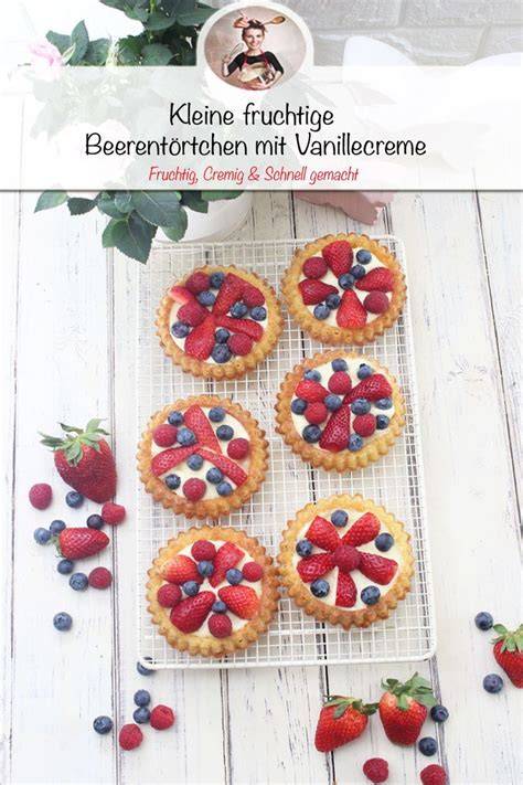 Vanillekuchen mit Pudding und frischen Beeren