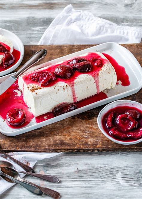 Vanilleparfait mit Glühweinkompott