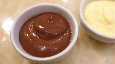 Vanillepudding, Schokopudding und Fruchtpudding in Gläsern