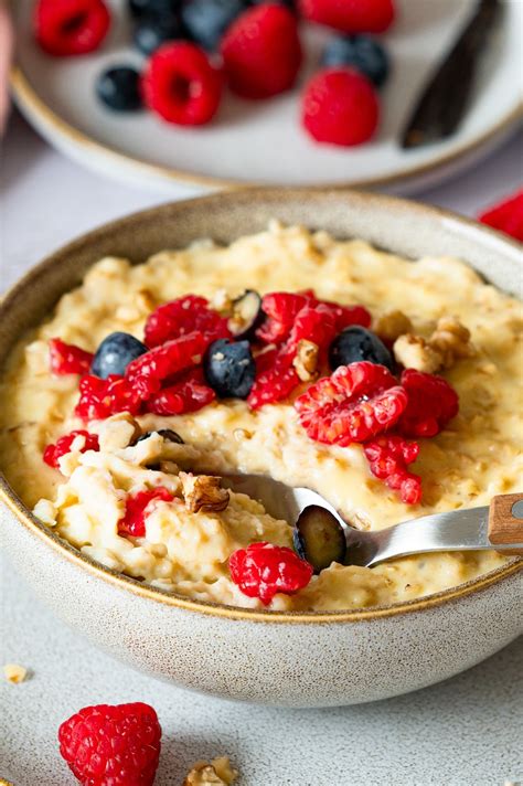 Vanillepudding Oats mit Beeren und Nüssen als Topping