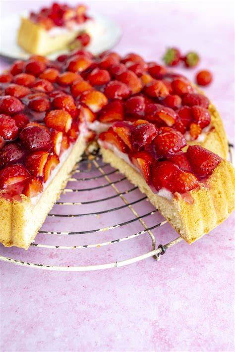 Vanillepudding auf Tortenboden verstreichen