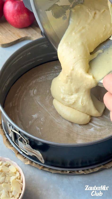 Vanillepudding auf dem Teig verteilen