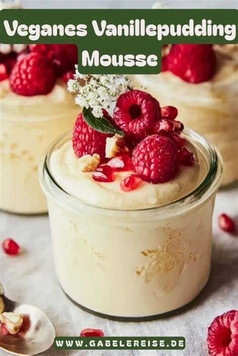Vanillepudding im Glas mit Früchten