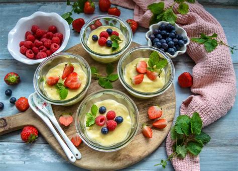Vanillepudding im Schälchen mit Zimt und Beeren