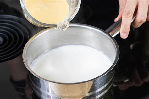 Vanillepudding im Topf, abgedeckt mit Folie