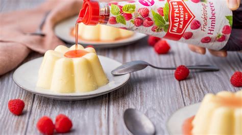 Vanillepudding in Puddingförmchen mit Sirup