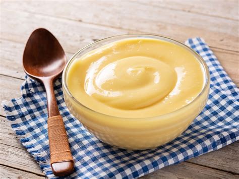 Vanillepudding in Schüssel mit Frischhaltefolie