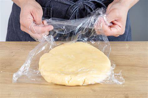 Vanillepudding in Schüssel mit Frischhaltefolie bedeckt