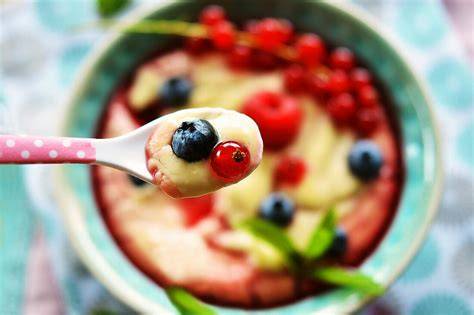 Vanillepudding in Schale mit Löffel