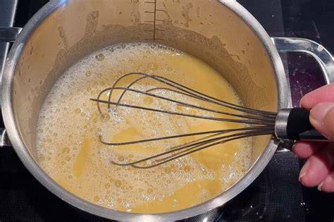 Vanillepudding in Topf und Schneebesen