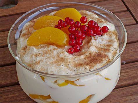Vanillepudding mit buntem Obst