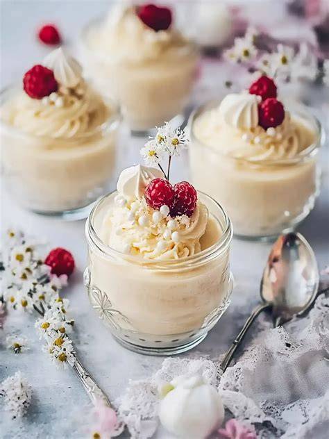 Vanillepudding mit frischen Beeren