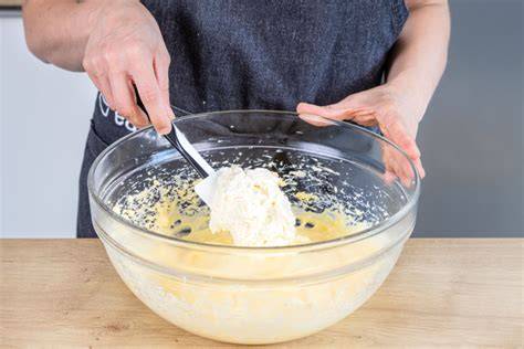 Vanillepudding und Butter als Basis für Tortenfüllung