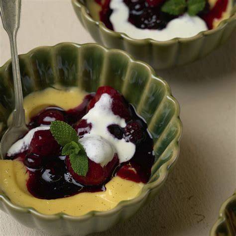 Vanillepudding und Rote Grütze mit Sahne