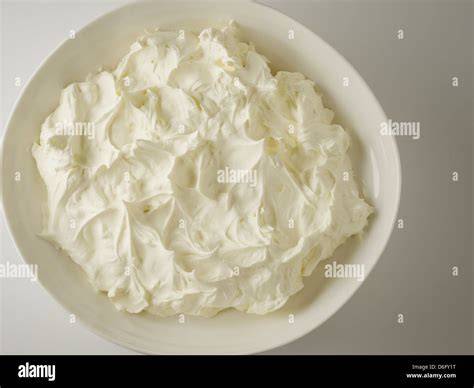 Vanillepudding und geschlagene Sahne