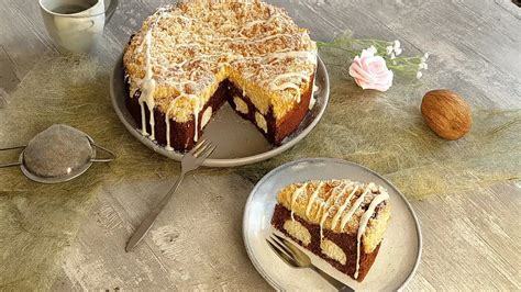 Vanillepudding-Kuchen mit zwei Schichten auf einem Kuchenteller