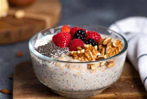 Vanillepudding-Oats mit Beeren und gehackten Nüssen als Topping
