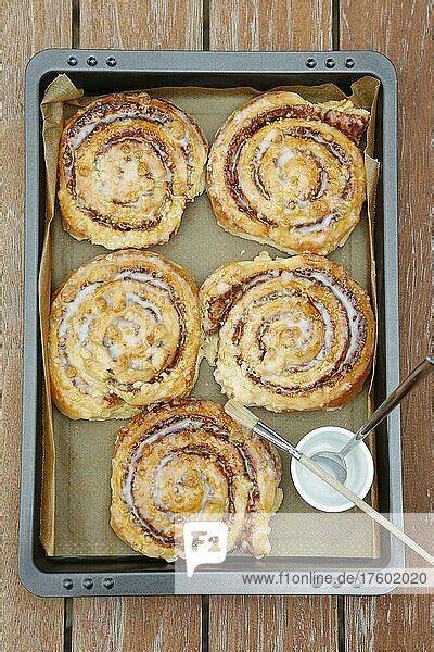 Vanillepudding-Schnecken auf Backblech mit Glasur und Aprikotur