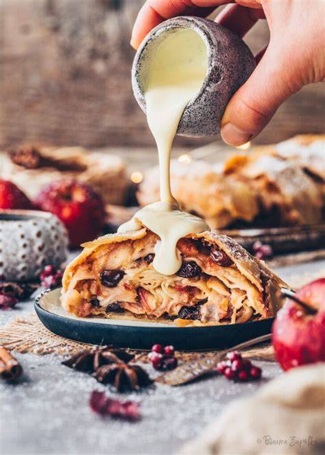 Vanillesauce über Apfelstrudel