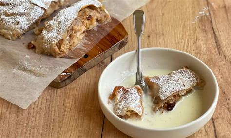 Vanillesauce in Schale mit Löffel