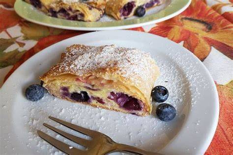 Vanillesauce und Rahmsauce zum Heidelbeerstrudel
