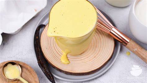 Vanillesauce zu Eiscreme serviert