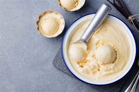 Vanilleschote, Eier und Sahne als Zutaten für selbstgemachtes Eis