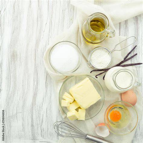 Vanilleschote, Milch, Sahne, Eier und Zucker als Basiszutaten