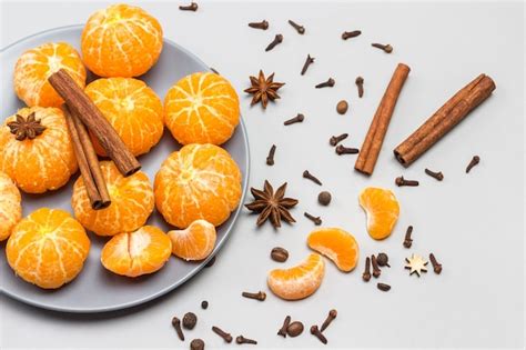 Vanilleschote, Zimtstange und Mandarinen