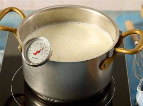 Vanilleschote in Milch erhitzen