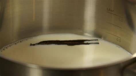 Vanilleschote und Milch in einem Topf