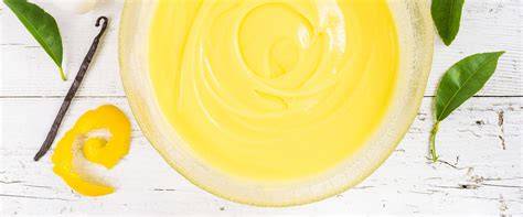 Vanilleschote und Zitronenschale als Zutaten der Crema Pasticcera