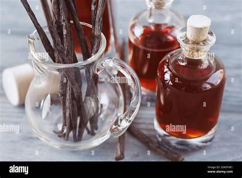 Vanilleschoten und Glasfläschchen mit Alkoholbasis