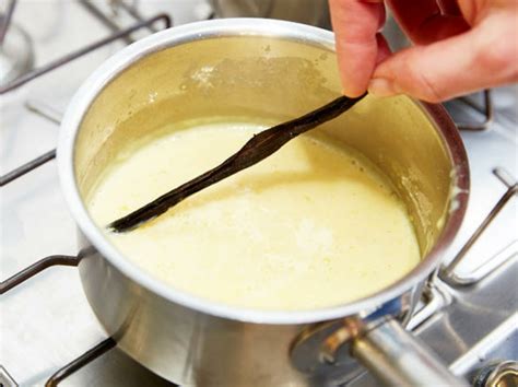 Vanillesoße im Topf mit Vanilleschote