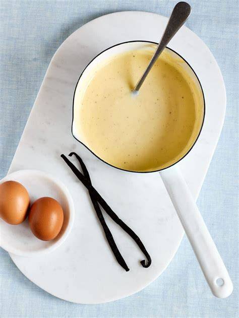 Vanillesoße in Topf und Schneebesen