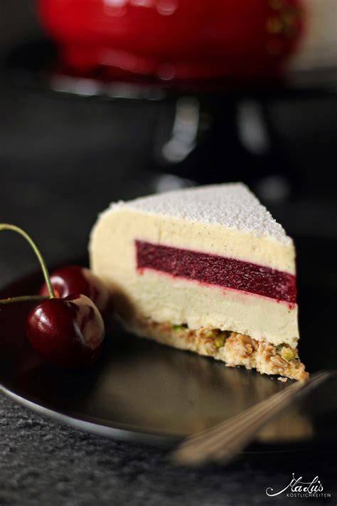 Vanilletorte mit Creme und Früchteschichten