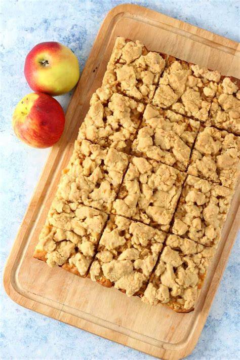 Variante: Apfelkuchen mit Puddingklecksen und Zimtstreuseln auf dem Blech