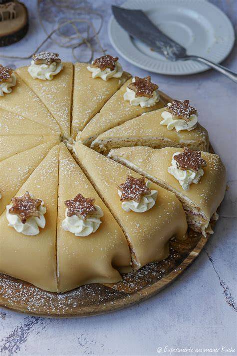Variante: Springform-Honigkuchen mit Marzipan und Rum, in Stücke geschnitten