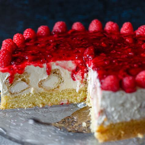 Variante: Windbeuteltorte mit roter Grütze und frischen Himbeeren am Rand