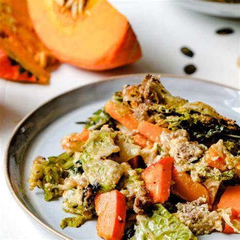 Variante mit Kürbis-Schicht: Butternut, Wirsing und Hack im Anschnitt
