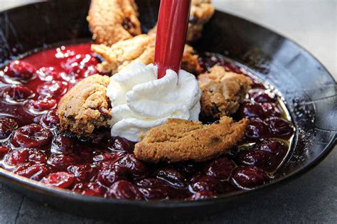 Variante mit Kirschen: Topfencreme, frische Kirschen, karamellisierte Cashews als Topping