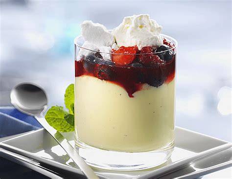 Variante mit frischen Beeren und Lotus Creme