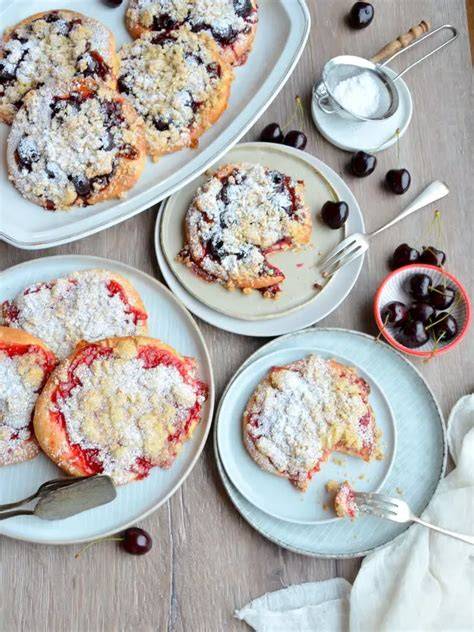 Varianten: Apfelstücke, Kirschen und Aprikosen auf Hefeteig mit Streusel